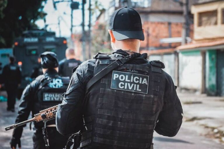 Policiais civis na operação Trunfo Final - Foto de divulgação PCERJ