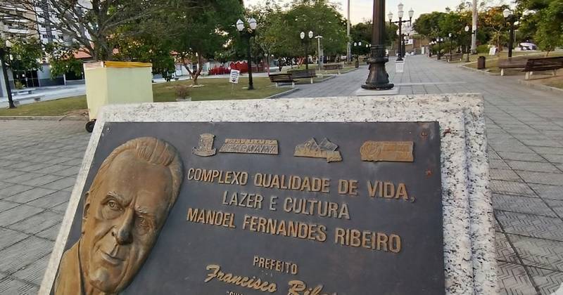placa da entrada da praça Antônio Raposo