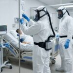 profissionais de saúde vestindo EPI em isolamento hospitalar (vírus, epidemia, surto, pandemia)